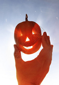 节日欢乐的南瓜就像万圣节时一只手牵着怪物般快乐的南瓜十月怪异图片
