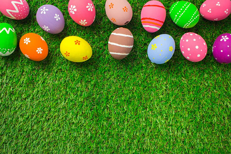 装饰礼物传统在复活节和绿草上人工色复活节鸡蛋期间东面顶端观赏彩色蛋绘画图片