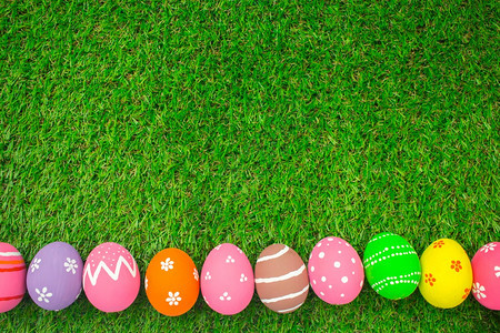 隐节日在复活和绿草上人工色复活节鸡蛋期间东面顶端观赏彩色蛋绘画目的图片