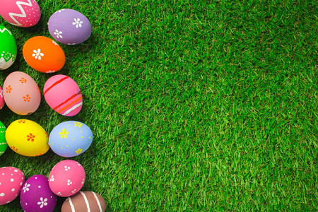 礼物人造的在复活节和绿草上人工色复活节鸡蛋期间东面顶端观赏彩色蛋绘画户外图片