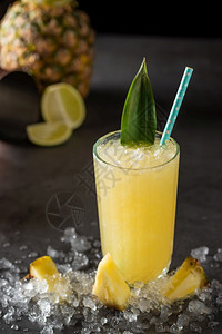 凉爽的石背景中带菠萝椰子和柠檬的鸡尾酒食物甜图片