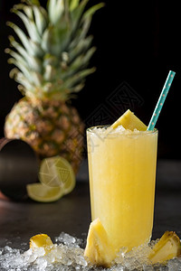 石背景中带菠萝椰子和柠檬的鸡尾酒水果热带图片