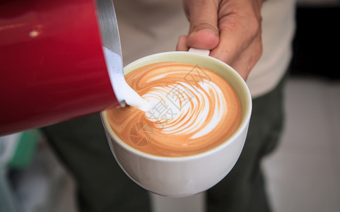 早餐颜色豆子咖啡师在店制作拿铁艺术杯咖啡图片