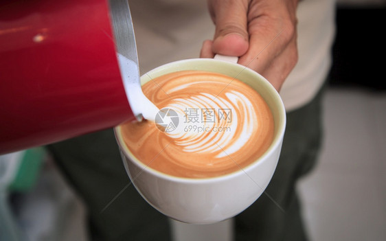 早餐颜色豆子咖啡师在店制作拿铁艺术杯咖啡图片