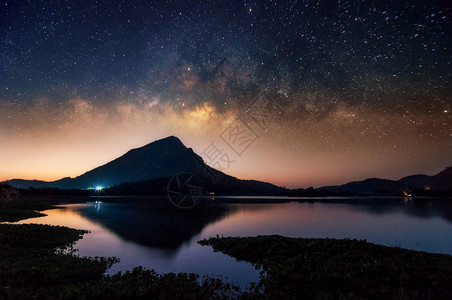 泰国北碧府拉姆伊苏水库上方的银河城市天文摄影乳白色图片
