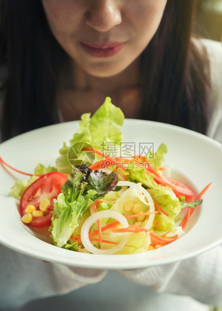 女吃沙拉健康生活方式及绿色食物的年轻快乐女子吸引人的快乐图片
