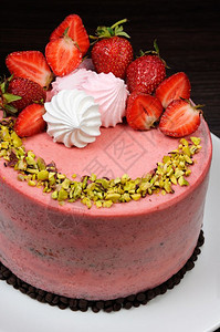 开心果营养的盛宴巧克力草莓蛋糕配有浆果梅林瓜和菠萝图片