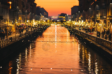 意大利米兰纳维格运河晚上装饰着圣诞灯城市旅行欧洲图片