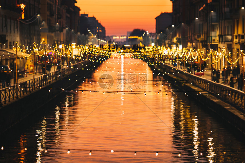 意大利米兰纳维格运河晚上装饰着圣诞灯城市旅行欧洲图片