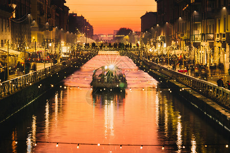 老的意大利米兰纳维格运河晚上装饰着圣诞灯餐厅户外图片