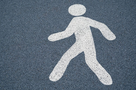 道路指示标湿暗沥青地板上行人街道标志的步行垂直小路人类背景