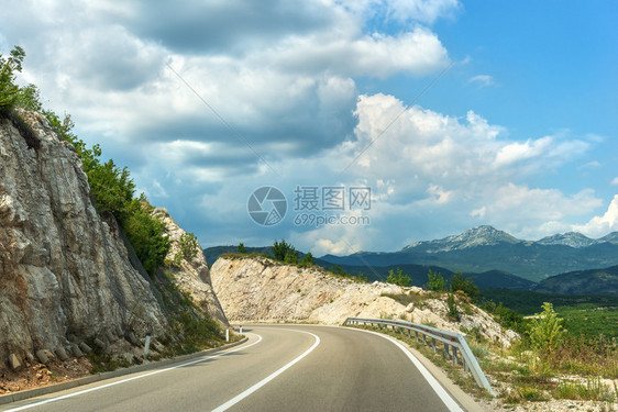 森林黑山高公路上的云彩山区公路上的云彩巷道速度图片