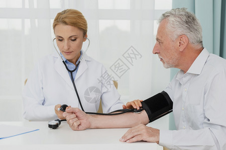 检查血压的医生图片