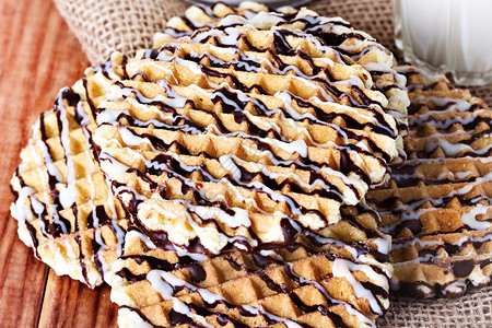 堆积的巧克力曲奇饼干在薄上姜可口棕色的图片