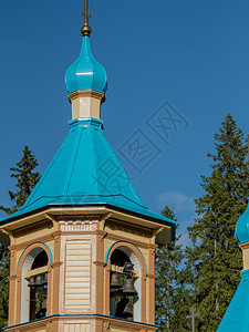 位于瓦拉姆的一个修道院钟楼蓝穹顶早晨木头屋图片