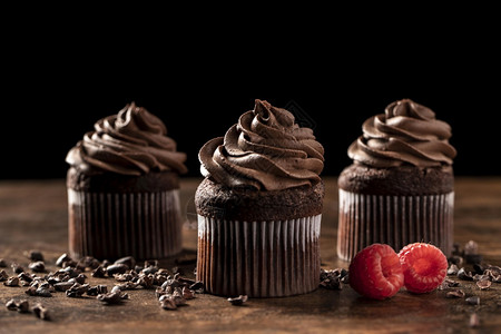 天鹅绒关闭美味的巧克力蛋糕与草莓点糖果图片