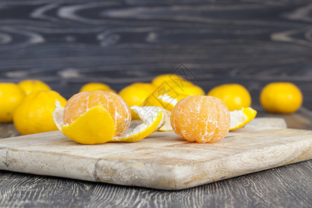 农业热带成熟好美味的橘子躺在切割板上剥皮的橘子缝合背景图片