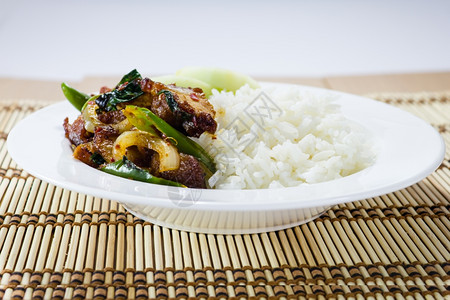 一顿饭亚洲人传统的白盘炒香酥肉饭图片