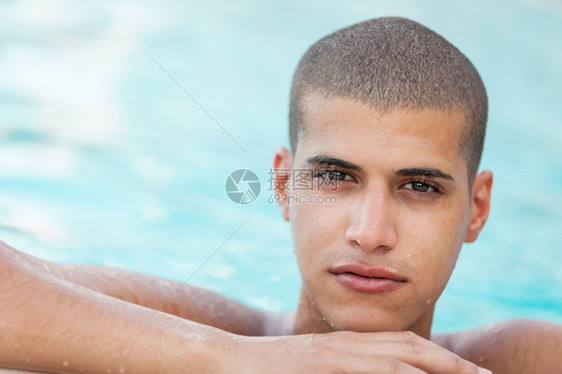 合身健康采取在游泳池里收紧年轻人图片