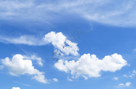 草地明亮的蓝色天空和云幕背景气颜色图片