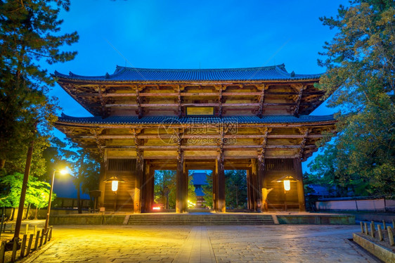 日落时本奈拉的Todaiji寺庙门吸引力禅图片