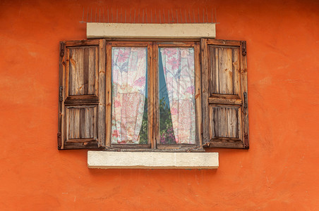 自然垃圾摇滚棕色的橙水泥墙上旧棕褐木窗图片