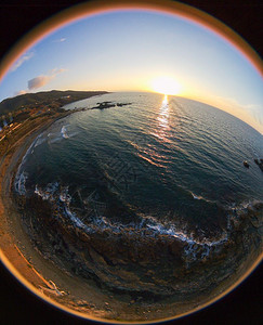 帕利卡拉斯水在塞浦路岛帕福地区的Pomos村海滩上拍摄日落无人机照片岩石图片