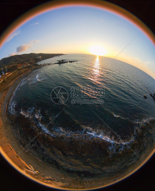 帕利卡拉斯水在塞浦路岛帕福地区的Pomos村海滩上拍摄日落无人机照片岩石图片
