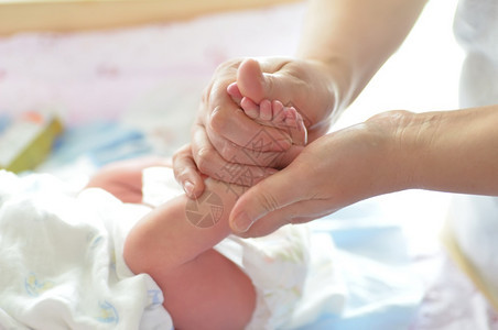 柔软的母亲对幼女足进行按摩浅聚焦专业的皮肤图片