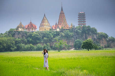 佛教户外站在田和WatThamSua的亚洲妇女旅行图片