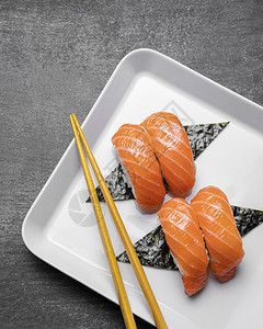 可口金鱼一顿饭平铺美味的寿司盘图片