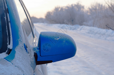 雪地里的汽车图片