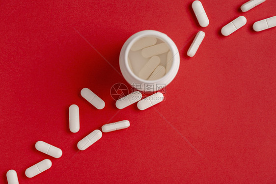 桌面上的药物药片图片