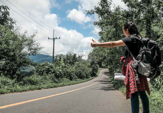 旅游和搭便车概念旅行和搭便车概念在泰国的惊人景观自然中进行暑假旅时随身搭便车在路上旅行的妇女徒步者户外自由图片