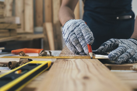 手工艺人木匠和家具制造以及手工艺和概念木人在车间做机械的人从事和材储存的青年男子建筑工人和伐木作坊图片