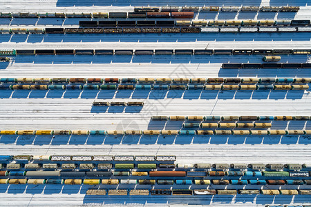 排序冬季平行铁路轨道上许多彩色货运列车的顶层空中景象工业概念A蓝色的行业图片