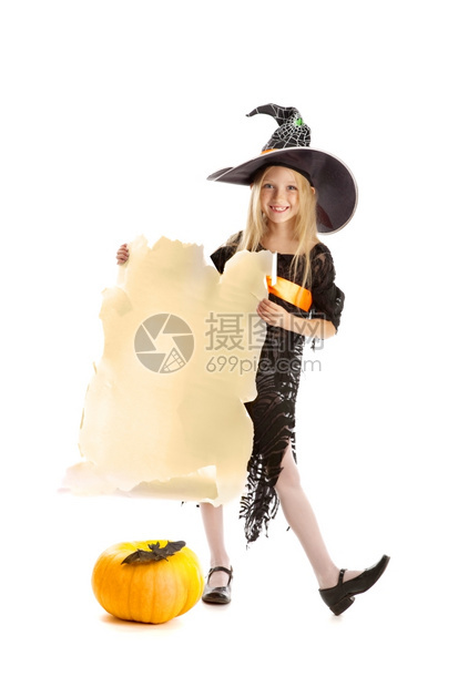 标语牌美丽的微笑小女孩长金发在服装拿着羊皮纸与南瓜和蝙蝠黑魔帽与网蜘蛛和橙色弓空间戏服动物图片
