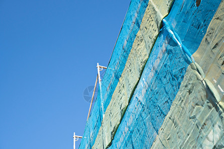 行业脚架和正在建筑中的以蓝色天空为对面的蓝加载角度图片