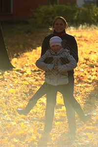秋季公园里玩耍的母女图片