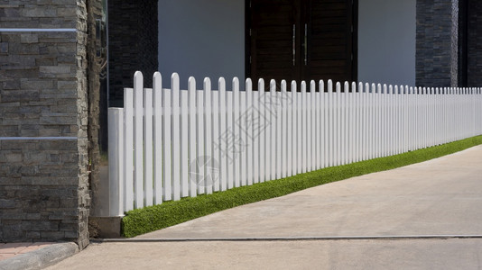 分离花园泰国将前院边界与住宅区和进入的口分隔开来并划出一排白色木制栅栏图片