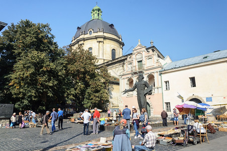 乌克兰利沃夫2016年9月8日在利沃夫伊万费多罗纪念碑举行的书展阳光明媚的秋日伊万费多罗夫15283是俄罗斯和乌克兰的第一台印刷图片