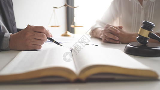 顾问律师和在法事务所签署合同的客户师判断专家背景图片