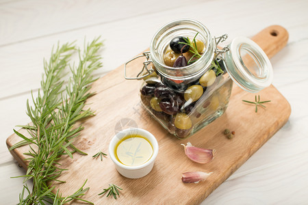 小吃在木制桌上的罐子里加注橄榄尝食地中海物西班牙塔帕传统的西班牙语图片