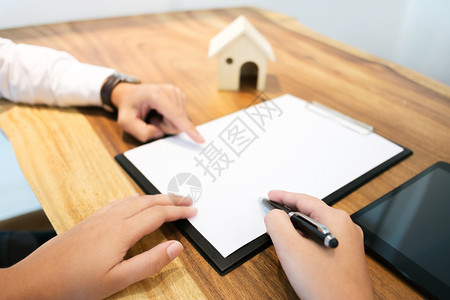 屋具有客户签署合同和分析估价值的房地产代理商有客户签名文书工作储蓄图片