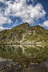 云天空水保加利亚Rila山湖中丘的美景观映像保加利亚里拉山图片