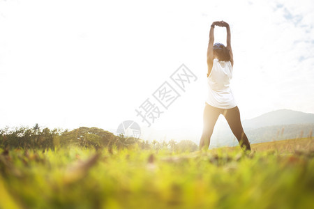 运动型在户外自然公园跑步前运动员女在锻炼期间进行伸展快乐的积极图片