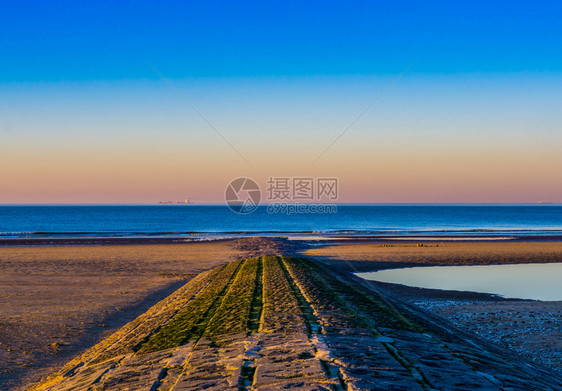 在比利时布兰肯堡海滩日落时美丽而多彩的天空伯兰肯格海滩比利时假期进入海藻图片