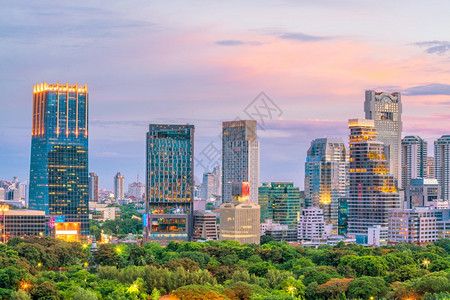 自然曼谷城市天际与Lumpini公园在日落时最佳景观图片
