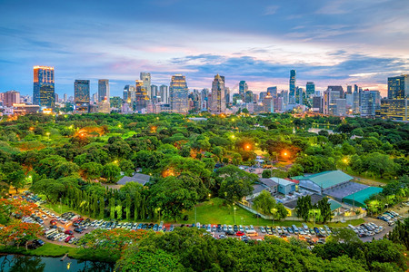 建筑学区曼谷城市天际与Lumpini公园在日落时市中心背景图片