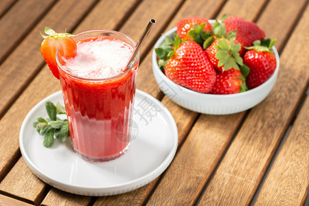 水果甜新鲜草莓汁在木制桌上红色的香蕉图片